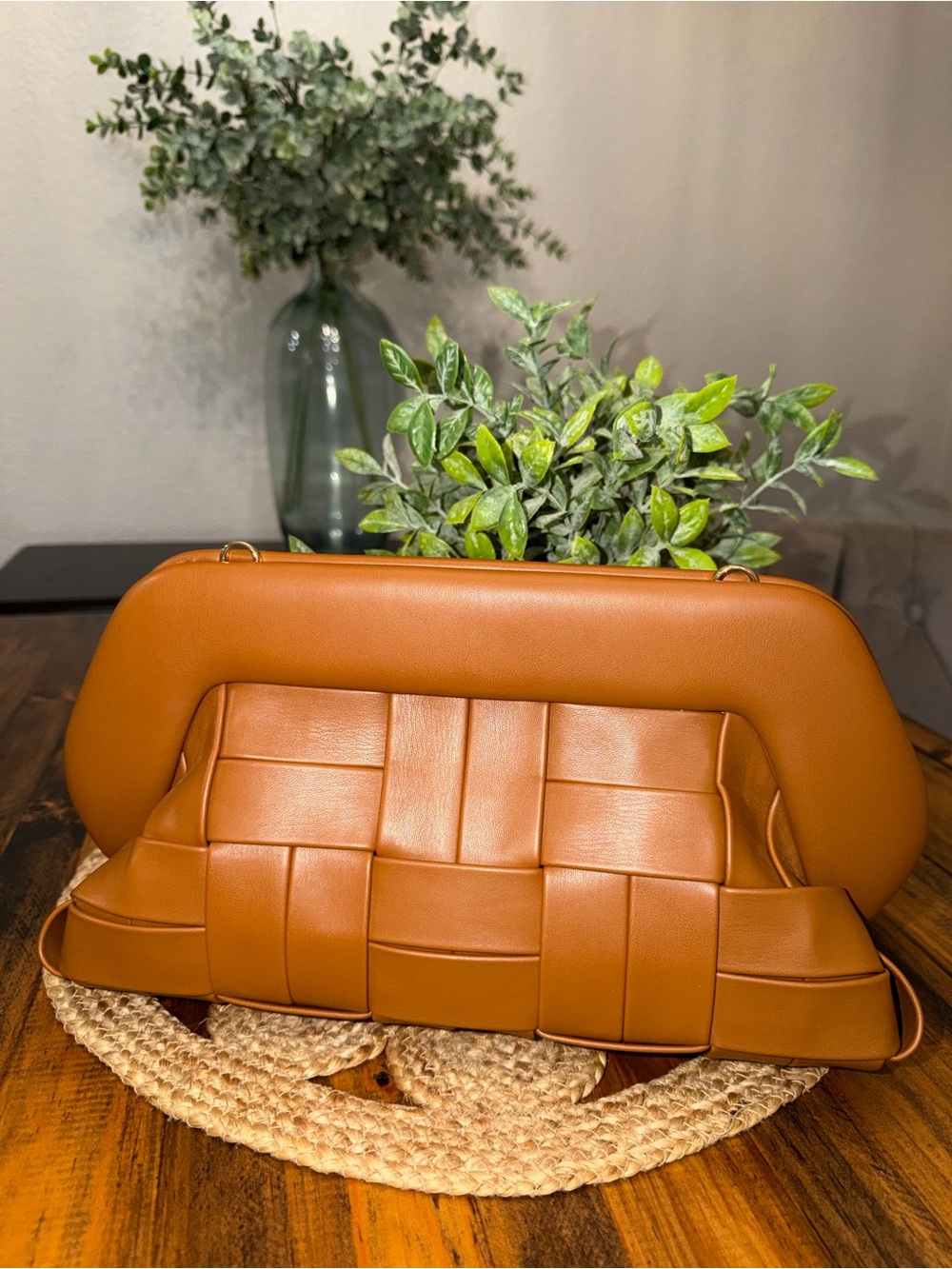THEMOIRe Woven Vegan Leather Shoulder Bag in Cognac